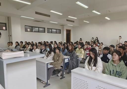 会议室里的人们描述已自动生成