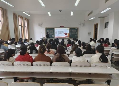 会议室里的人们描述已自动生成