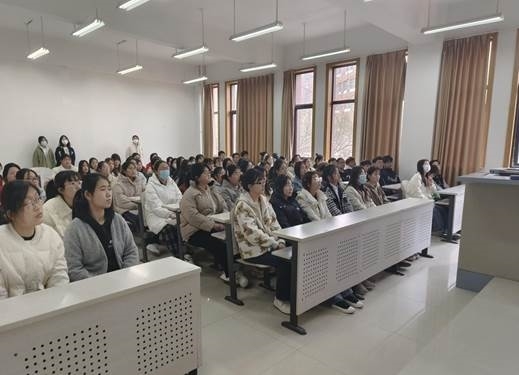 人们在房间里中度可信度描述已自动生成